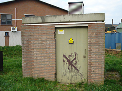 Betonreparatie aan een hoogspanningsgebouw