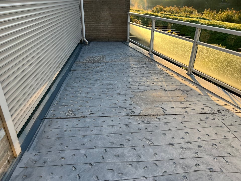 Balkon voor de renovatie: de oude vloer is verwijderd