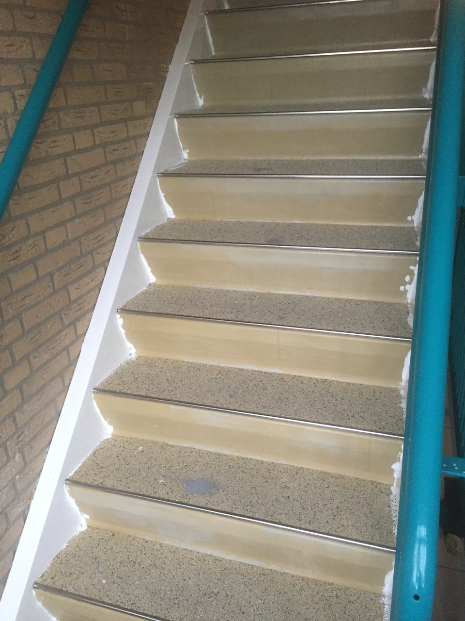 Versleten betontrap voor de renovatie